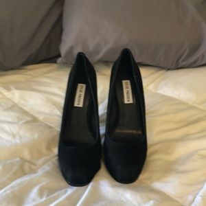 Suede black pumps, hardy worn, like new